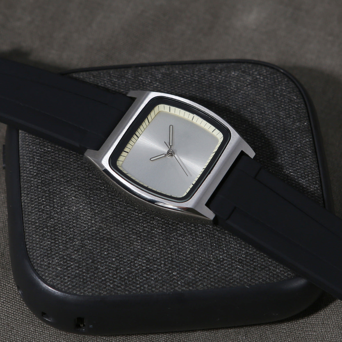 Orologio minimalista di precisione